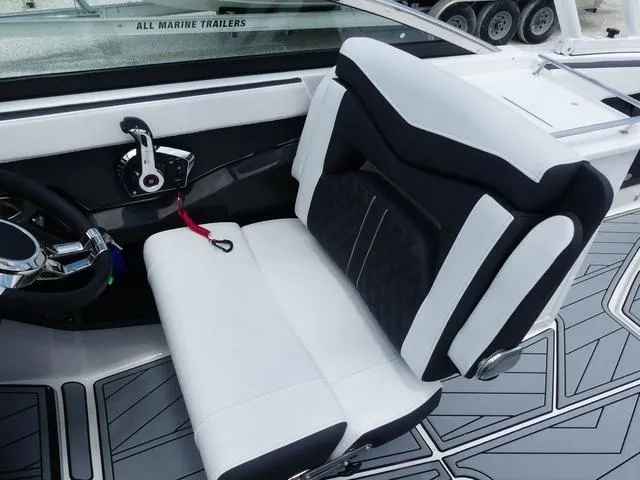 Slide: The Image of Monterey 255SS 2025 - 16