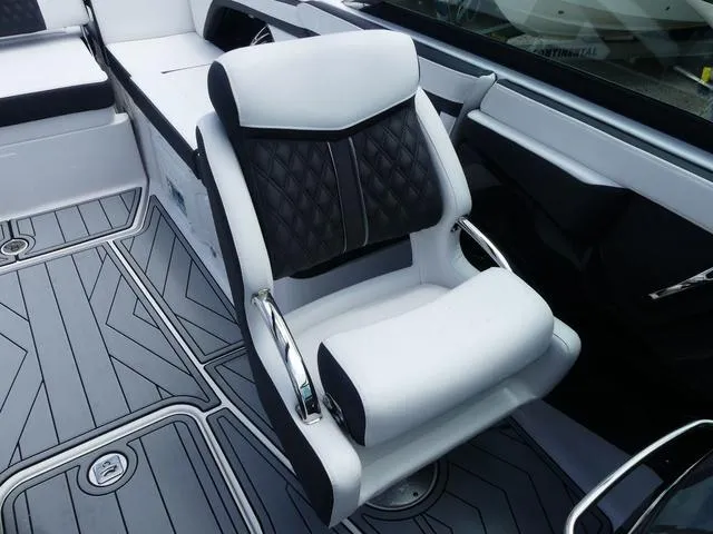 Slide: The Image of Monterey 255SS 2025 - 17