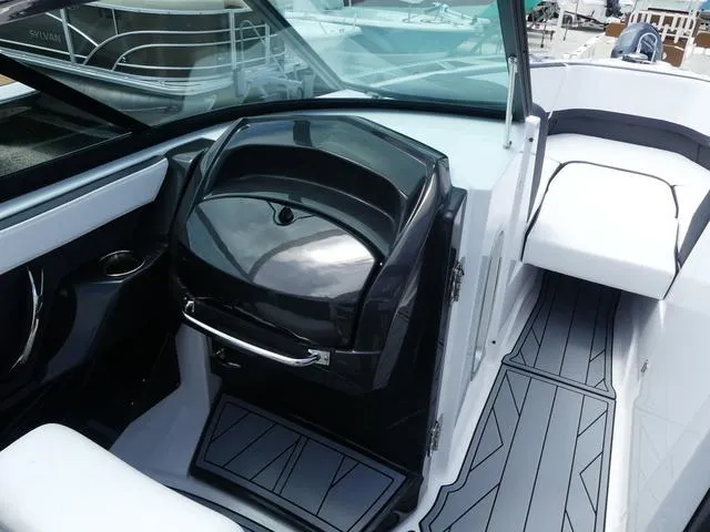 Slide: The Image of Monterey 255SS 2025 - 18