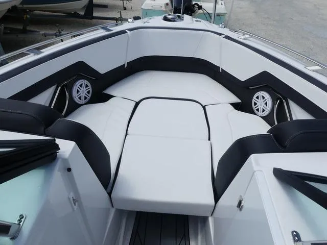 Slide: The Image of Monterey 255SS 2025 - 19