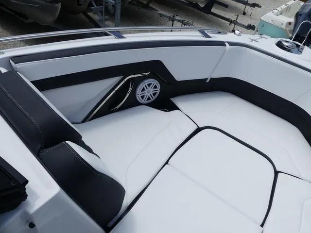 Slide: The Image of Monterey 255SS 2025 - 20