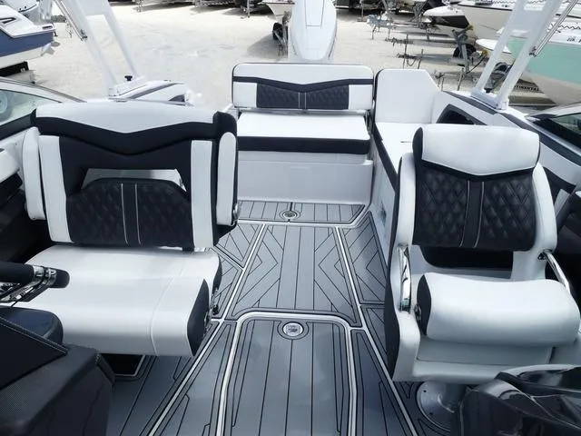 Slide: The Image of Monterey 255SS 2025 - 22