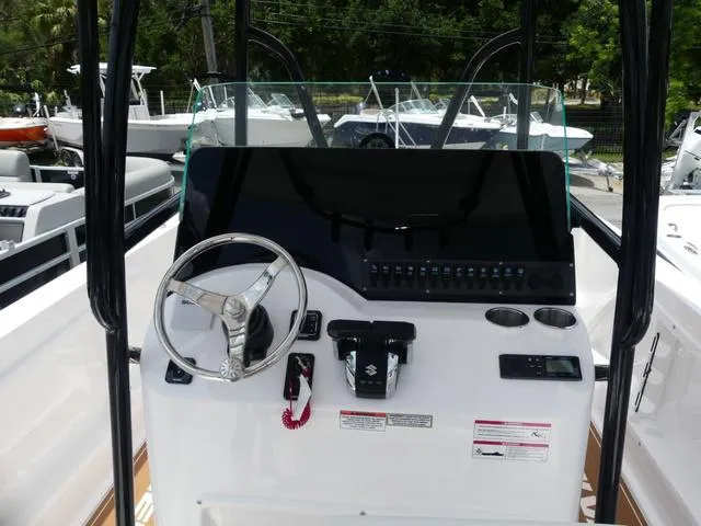 Slide: The Image of Twin Vee 240 GFX 2026 - 12