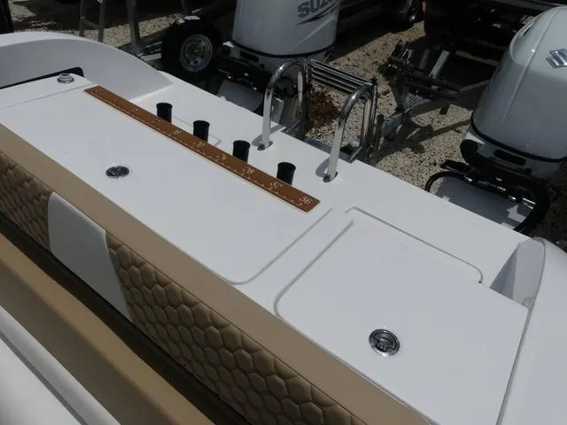 Slide: The Image of Twin Vee 240 GFX 2026 - 18