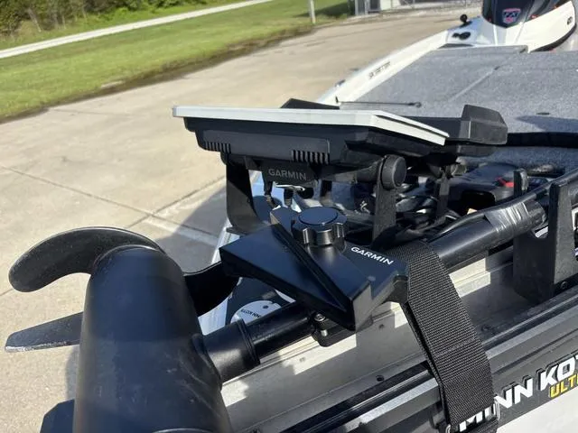 Slide: The Image of 2011 Skeeter FX21 boat with Garmin fishfinder and Minn Kota trolling motor. - 8