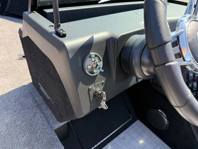 Slide: The Image of Alumacraft Competitor 205X Sport 2025 - 19