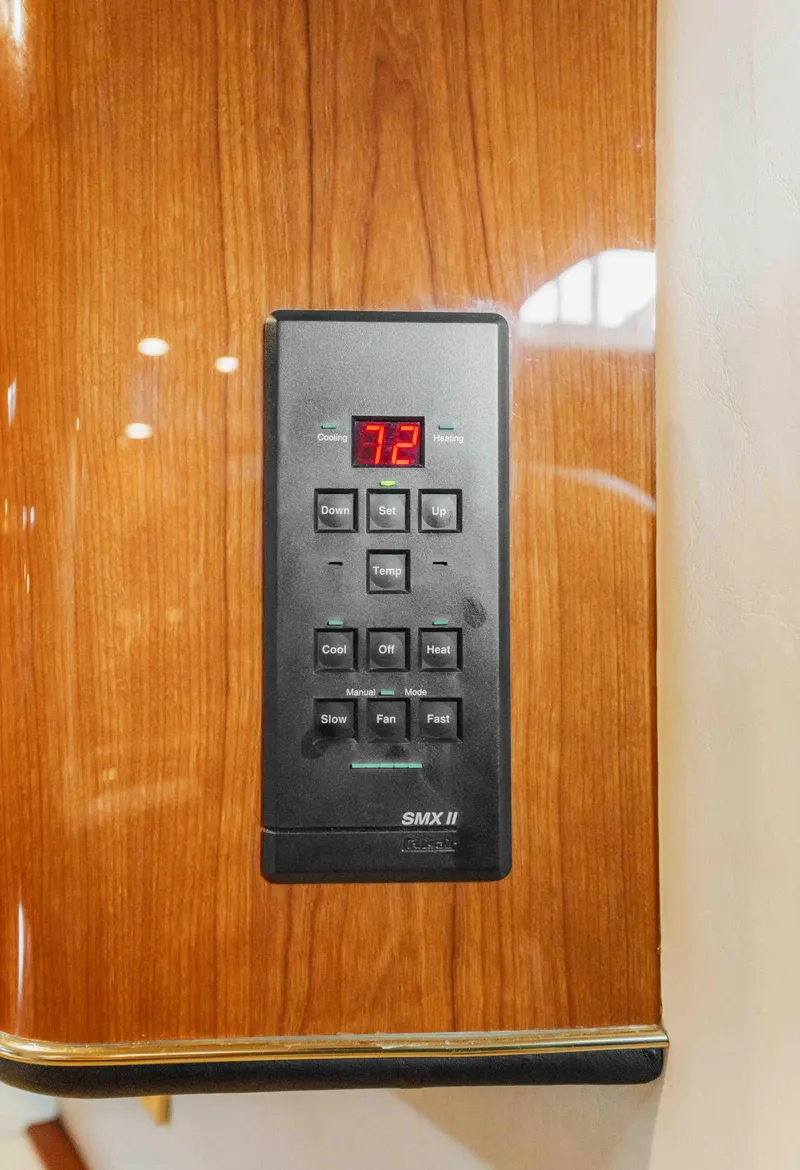 Slide: The Image of Control panel on 1998 Sea Ray Sundancer 400 yacht, displaying temperature setting. - 41