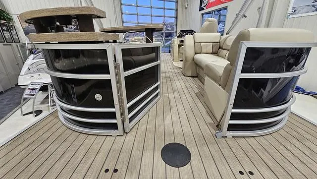 Slide: The Image of SunChaser Eclipse 8525 Entertainer 2019 - 21