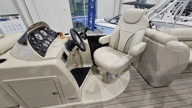 Slide: The Image of SunChaser Eclipse 8525 Entertainer 2019 - 14