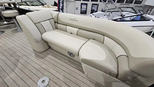 Slide: The Image of SunChaser Eclipse 8525 Entertainer 2019 - 17