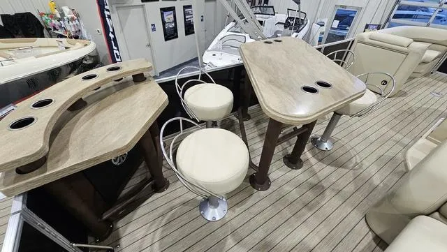 Slide: The Image of SunChaser Eclipse 8525 Entertainer 2019 - 11