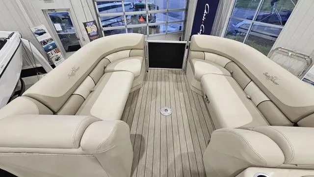 Slide: The Image of SunChaser Eclipse 8525 Entertainer 2019 - 16