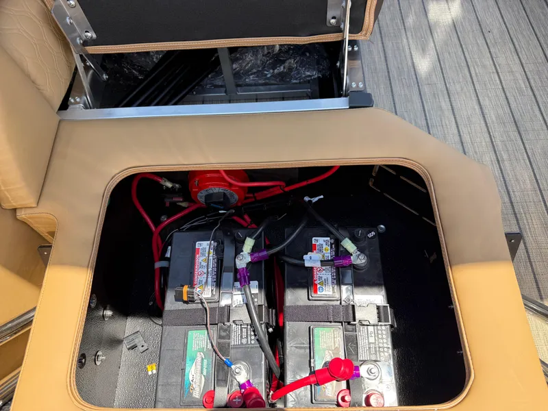 Slide: The Image of Avalon Catalina Quad Lounge Windshield 2025 - 50