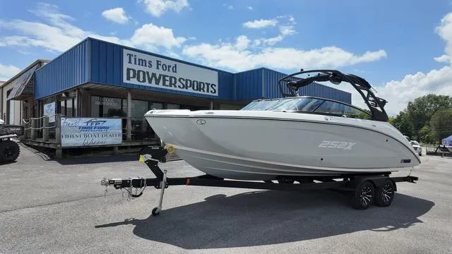 The Image of Yamaha 252XE 2024 - 1