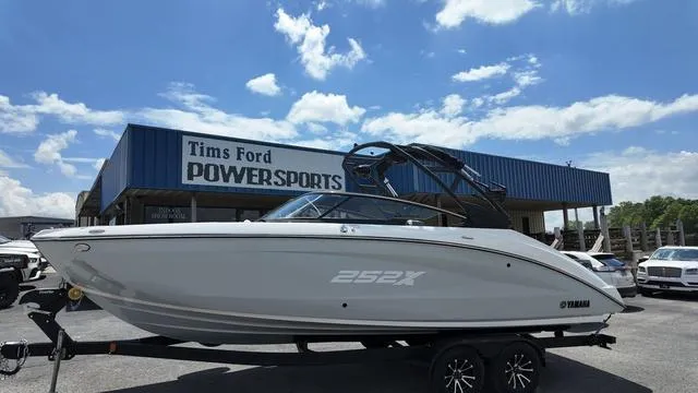 Slide: The Image of Yamaha 252XE 2024 - 2