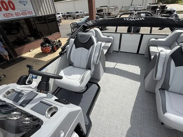 Slide: The Image of Veranda VS22RC Tri-Toon 2025 - 10