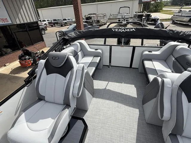 Slide: The Image of Veranda VS22RC Tri-Toon 2025 - 11