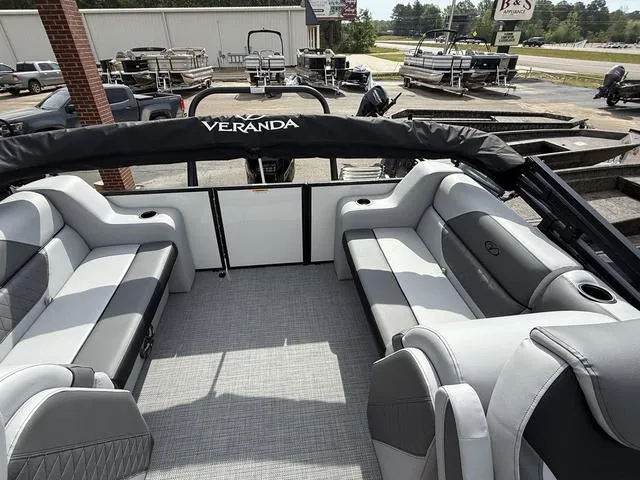 Slide: The Image of Veranda VS22RC Tri-Toon 2025 - 12