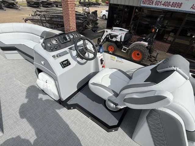 Slide: The Image of Veranda VS22RC Tri-Toon 2025 - 13