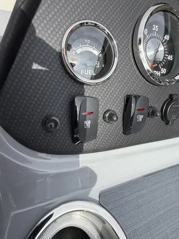 Slide: The Image of Veranda VS22RC Tri-Toon 2025 - 15