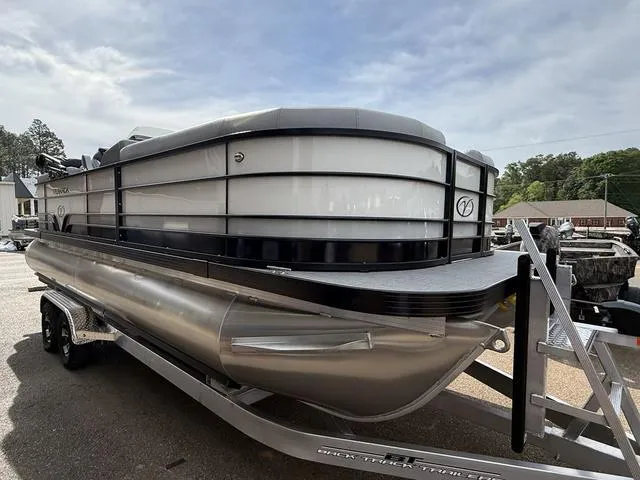 Slide: The Image of Veranda VS22RC Tri-Toon 2025 - 3