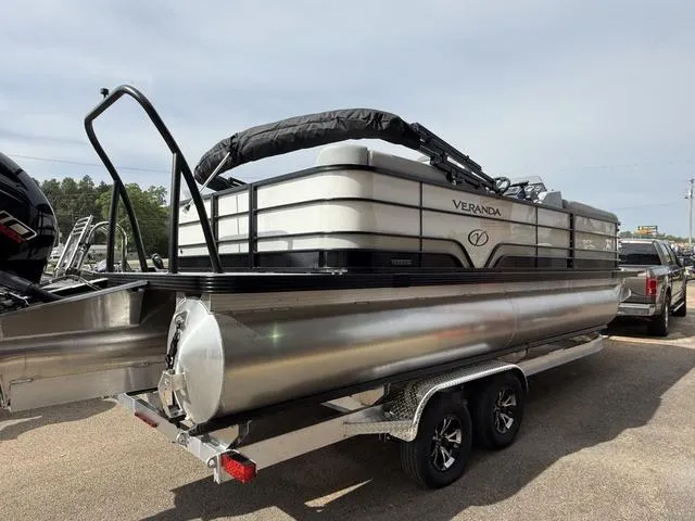 Slide: The Image of Veranda VS22RC Tri-Toon 2025 - 4