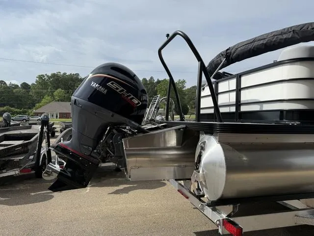 Slide: The Image of Veranda VS22RC Tri-Toon 2025 - 5