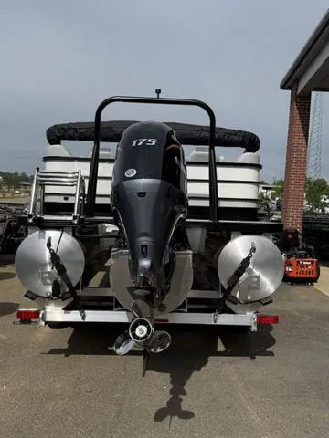 Slide: The Image of Veranda VS22RC Tri-Toon 2025 - 6