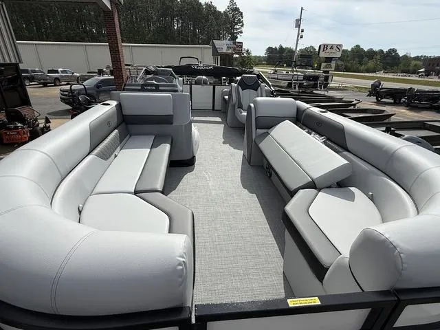 Slide: The Image of Veranda VS22RC Tri-Toon 2025 - 8