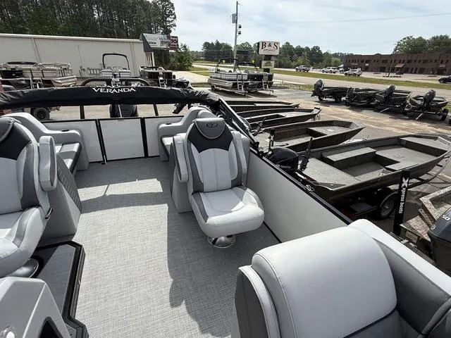 Slide: The Image of Veranda VS22RC Tri-Toon 2025 - 9