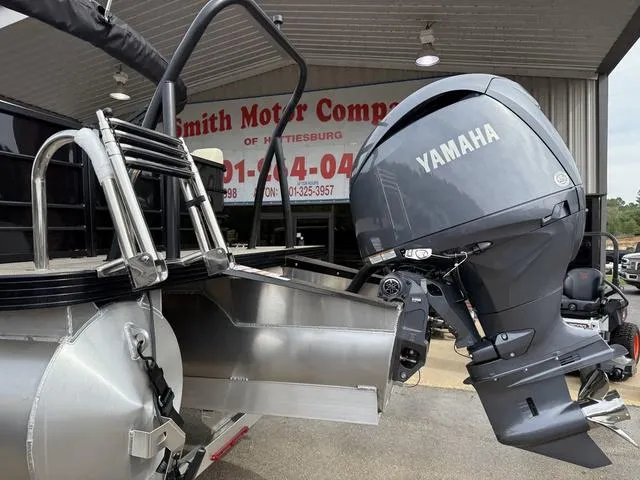 Slide: The Image of Veranda VISTA22RC Tri-Toon 2025 - 10