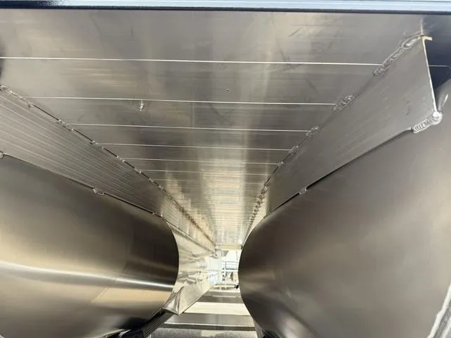 Slide: The Image of Veranda VISTA22RC Tri-Toon 2025 - 12