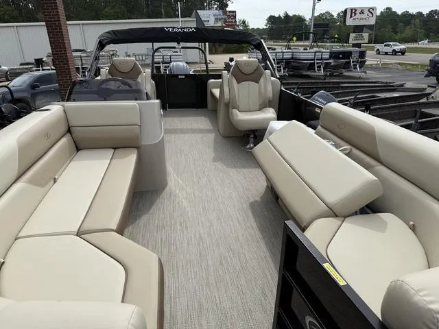 Slide: The Image of Veranda VISTA22RC Tri-Toon 2025 - 14