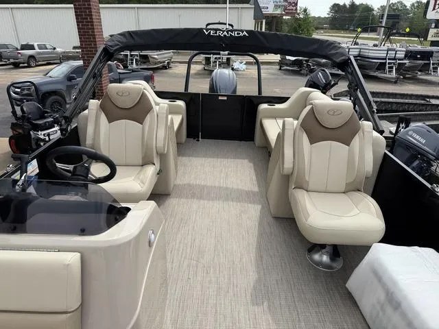 Slide: The Image of Veranda VISTA22RC Tri-Toon 2025 - 15