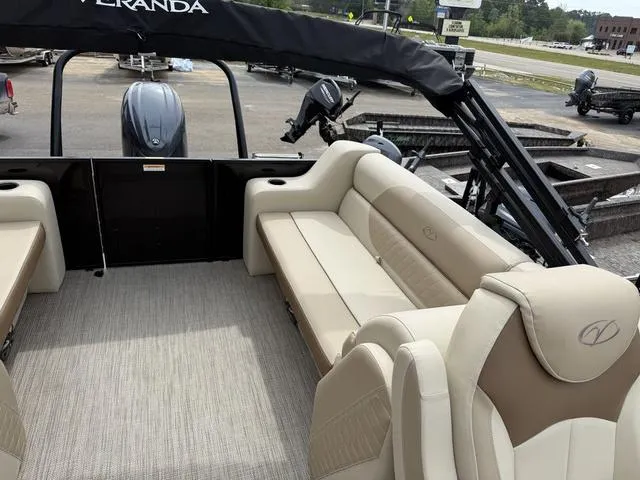 Slide: The Image of Veranda VISTA22RC Tri-Toon 2025 - 16