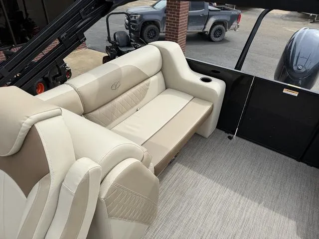 Slide: The Image of Veranda VISTA22RC Tri-Toon 2025 - 17