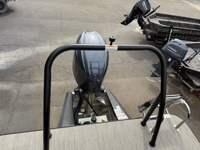 Slide: The Image of Veranda VISTA22RC Tri-Toon 2025 - 18