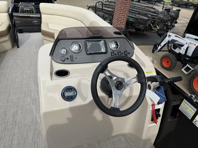 Slide: The Image of Veranda VISTA22RC Tri-Toon 2025 - 19