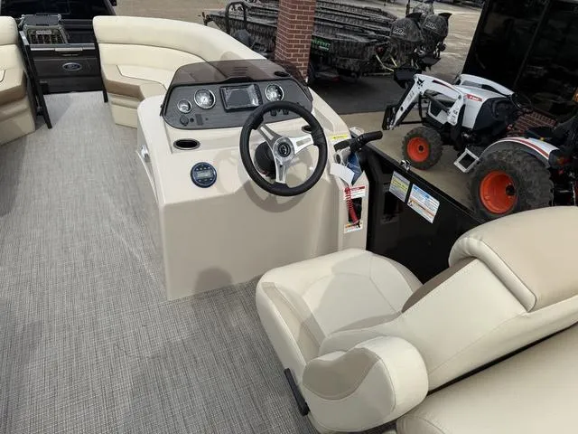 Slide: The Image of Veranda VISTA22RC Tri-Toon 2025 - 20