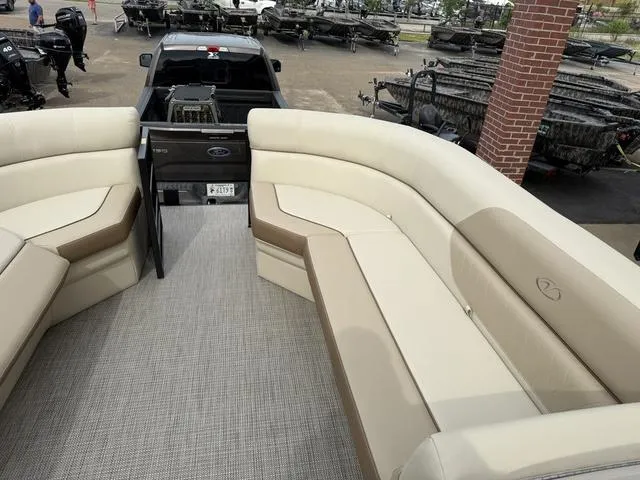 Slide: The Image of Veranda VISTA22RC Tri-Toon 2025 - 21