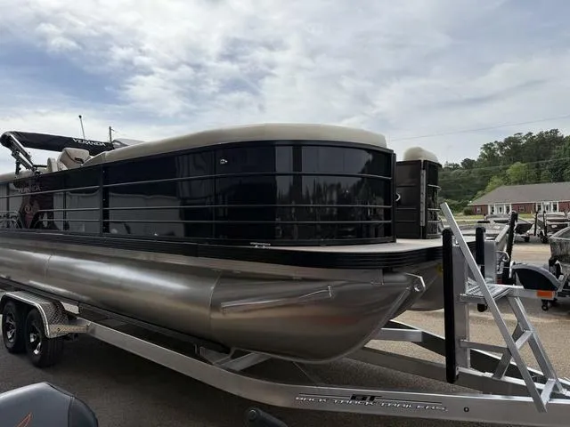 Slide: The Image of Veranda VISTA22RC Tri-Toon 2025 - 4