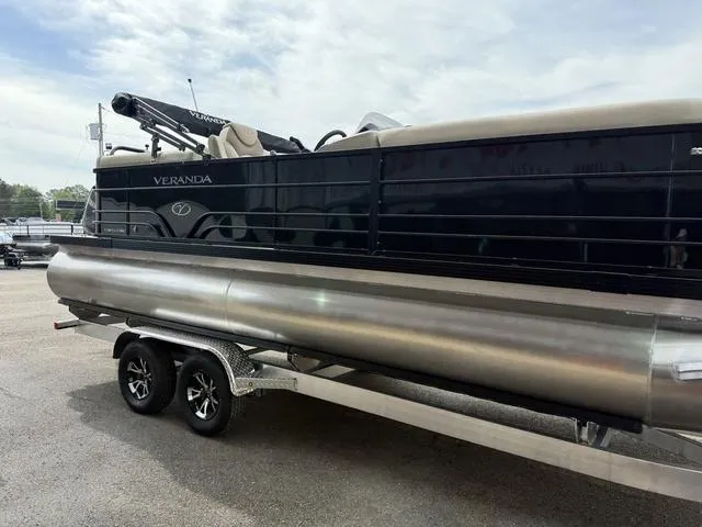 Slide: The Image of Veranda VISTA22RC Tri-Toon 2025 - 5