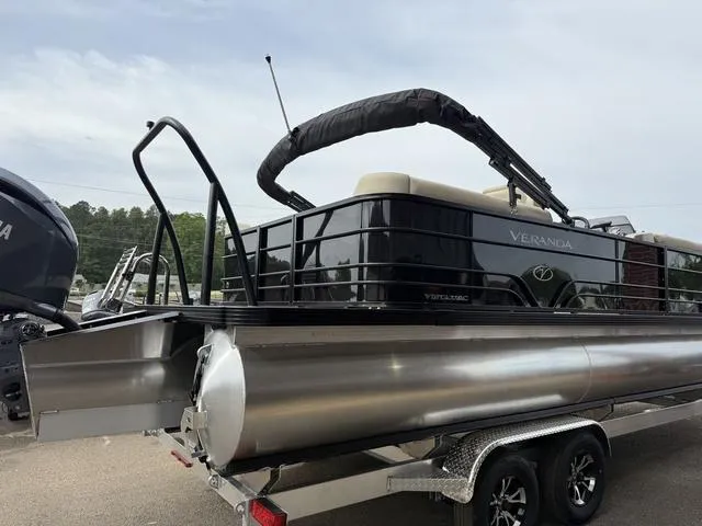 Slide: The Image of Veranda VISTA22RC Tri-Toon 2025 - 6