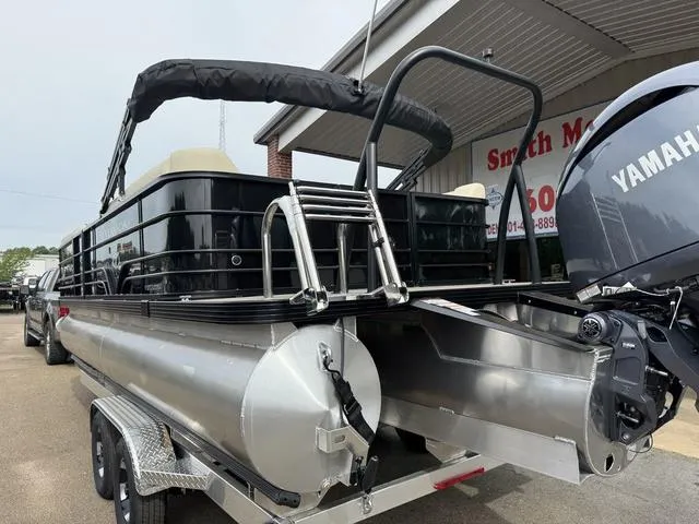 Slide: The Image of Veranda VISTA22RC Tri-Toon 2025 - 9