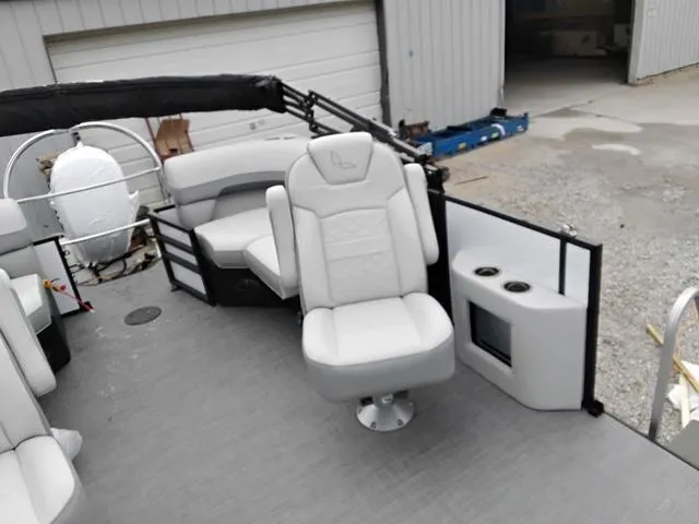 Slide: The Image of Lowe SS 210 WT 2025 - 3