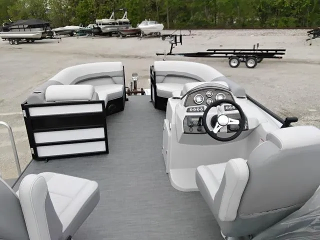 Slide: The Image of Lowe SS 210 WT 2025 - 4