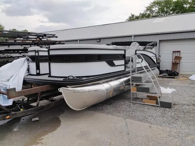 Slide: The Image of Lowe SS 210 WT 2025 - 6