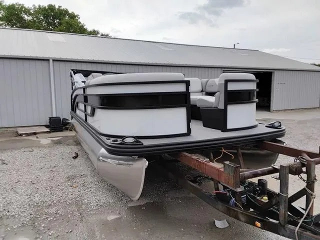 Slide: The Image of Lowe SS 210 WT 2025 - 7