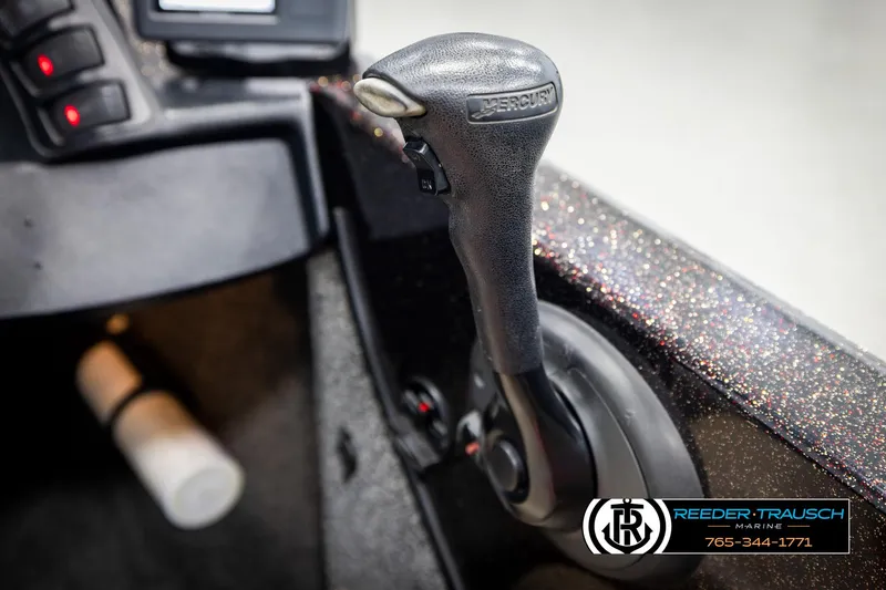 Slide: The Image of Throttle control lever in a 2001 Ranger R81 boat cockpit, featuring Mercury branding. - 37