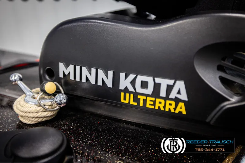 Slide: The Image of Minn Kota Ulterra motor on Ranger R81, 2001 model, with Reeder-Trausch Marine branding. - 43